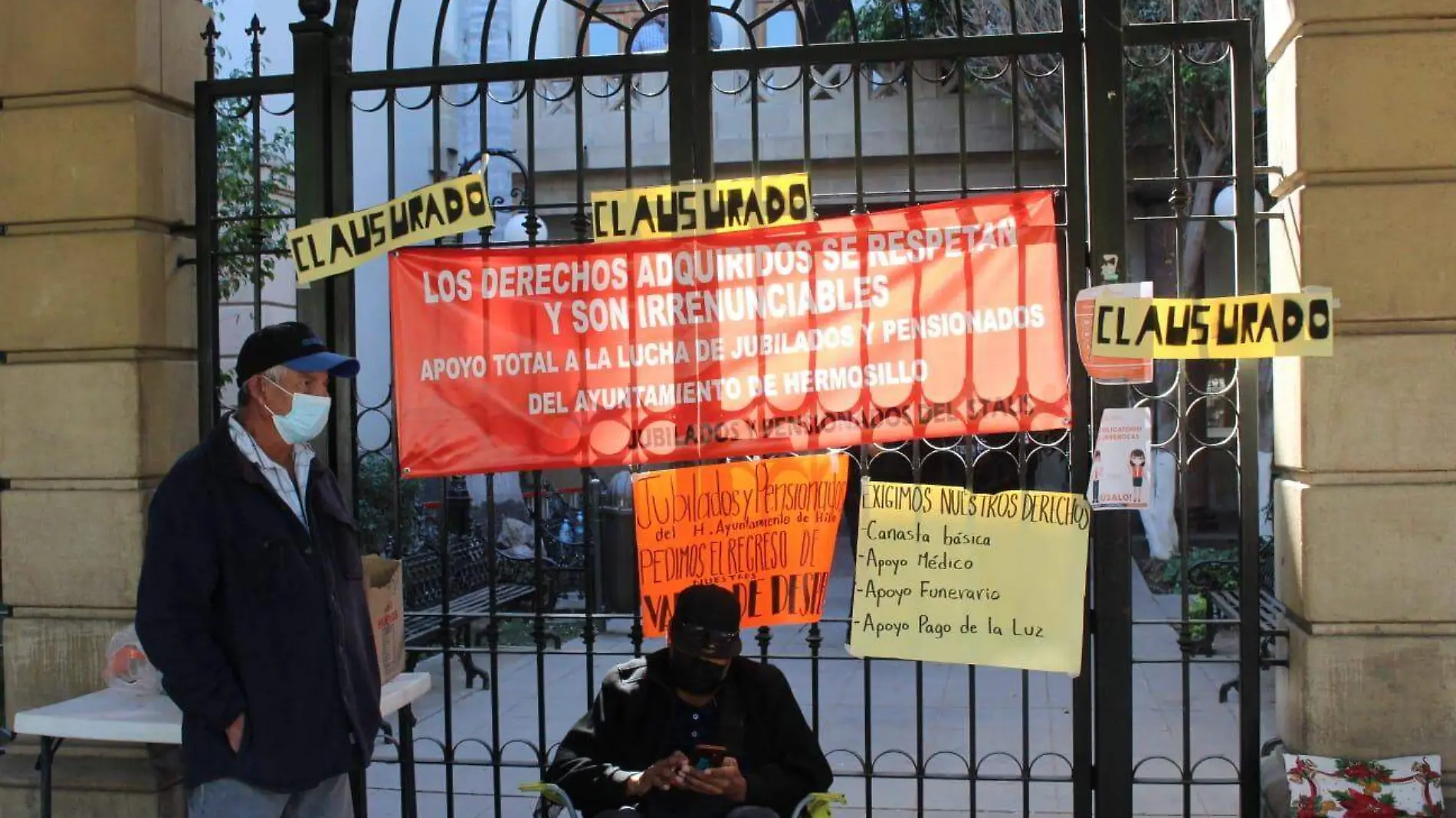 Los policías liberaron las puertas